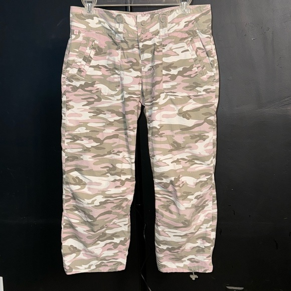 Younique Pants - Younique camo capris size M